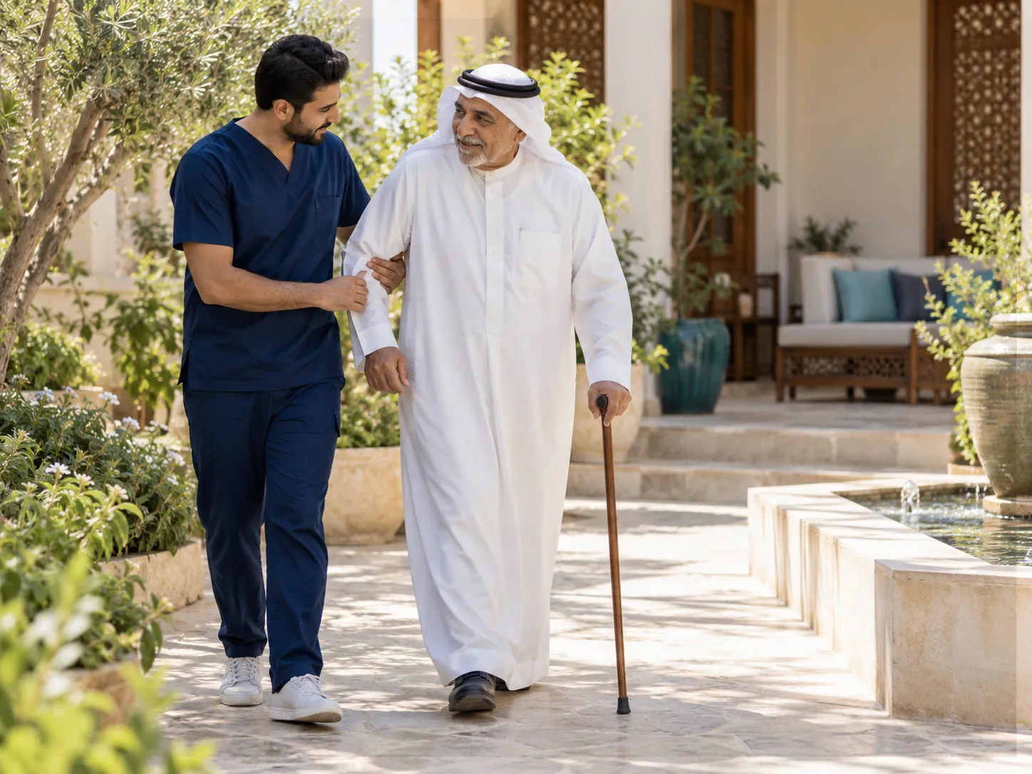 مقدّم رعاية يساند رجلاً مسنّاً يمشي بعصا في حديقة المنزل